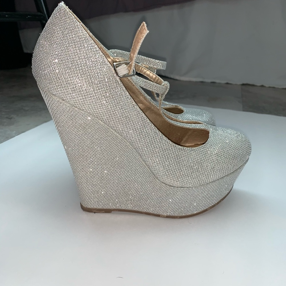 Sparkly size 7 closed toes wedges